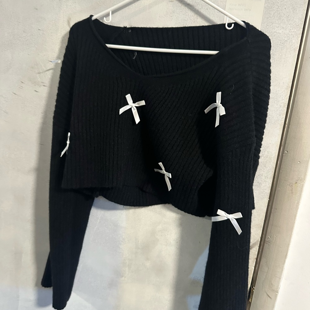 Women’s knitted off the shoulder crop